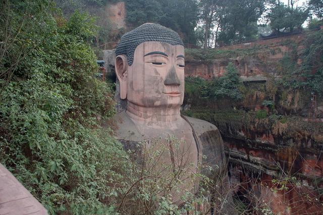 樂山大佛為何以屹立千年？又為何既不雙手合十也不打坐呢？