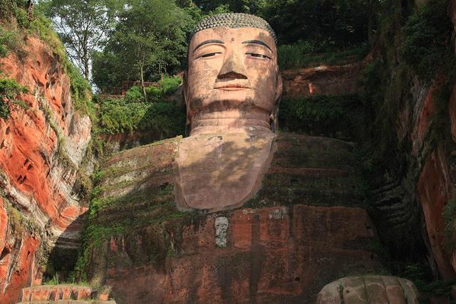 樂山大佛為何以屹立千年？又為何既不雙手合十也不打坐呢？