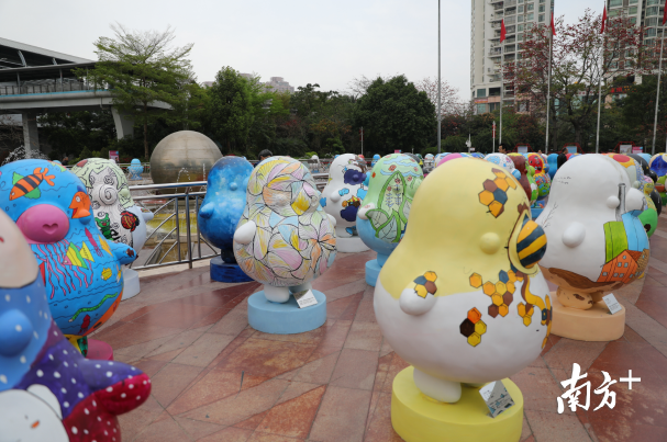 想要和萌萌噠的“鴨梨哥”見面嗎？快來布吉雕塑公益巡展吧