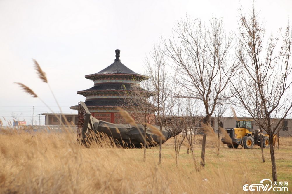 濱州18米高秦始皇鍛銅雕塑被大風刮倒