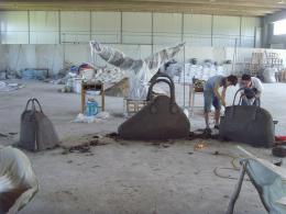 hj1709 箱包雕塑泥塑_青島國際服裝城不銹鋼雕塑、石雕、玻璃鋼雕塑_濱州宏景雕塑有限公司